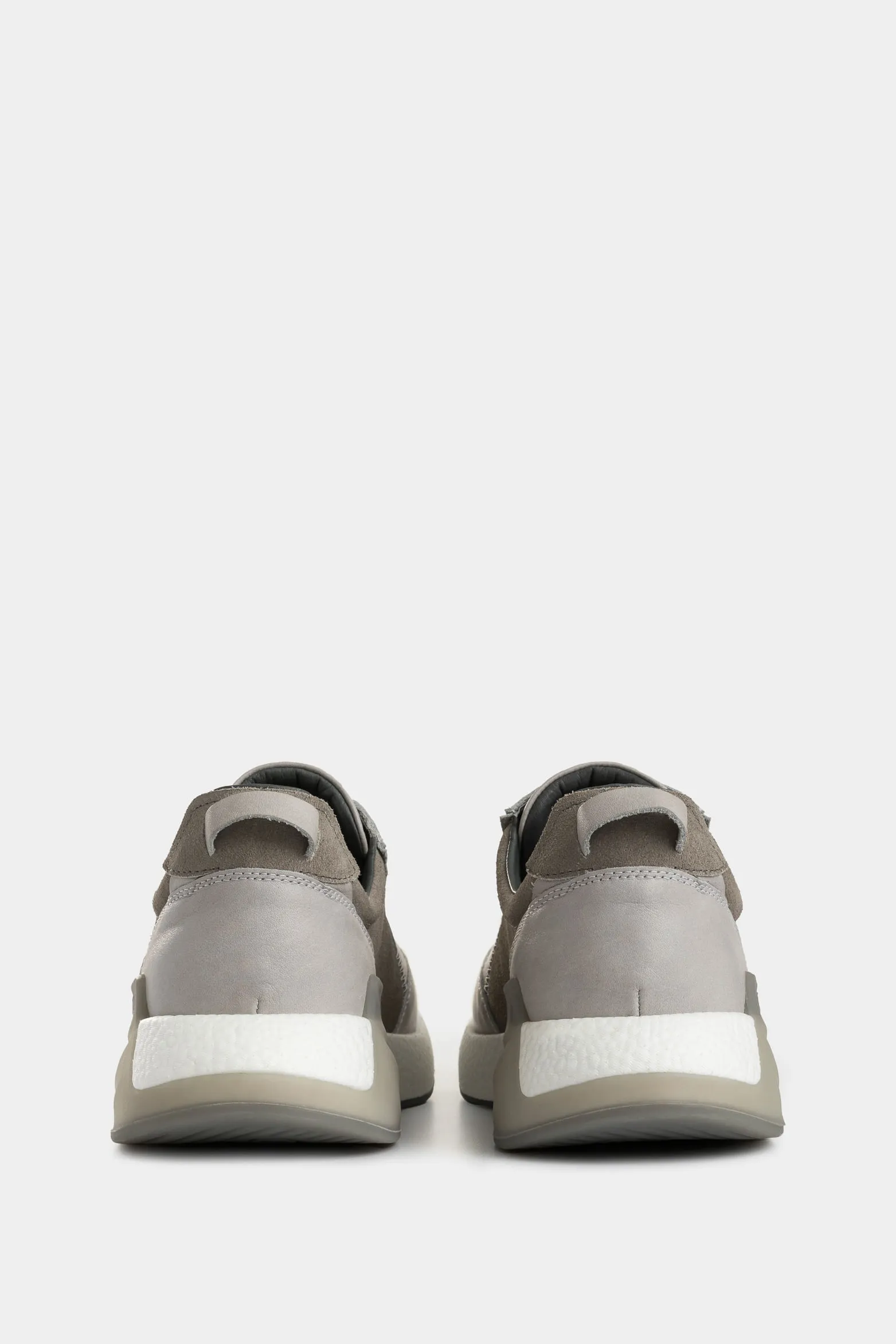 Tenis Ostuni de cuero gamuzado para hombre silueta urban